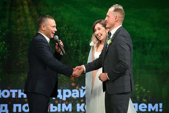 Международная выставка-форум "Россия"
Ярославская область. День региона, павильон №75
Бракосочетание по-Ярославски
Слева:
Михаил Евраев, губернатор Ярославской области Место: Россия, Москва. Автор: Рамиль Ситдиков/РИА Новости. Выставка "Россия". Ярославская область. День региона