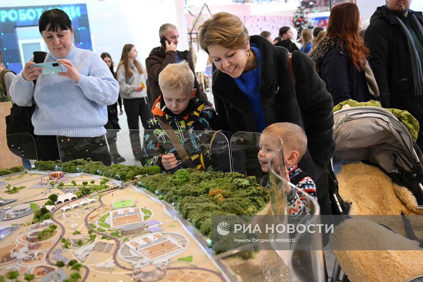 Работа выставки "Россия"