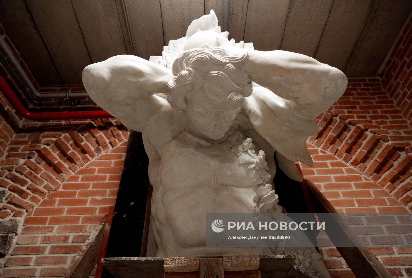 Демонстрация точной копии атланта с фасада Екатерининского дворца в Царском Селе