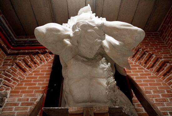 Демонстрация точной копии атланта с фасада Екатерининского дворца в Царском Селе