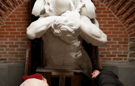 Демонстрация точной копии атланта с фасада Екатерининского дворца в Царском Селе