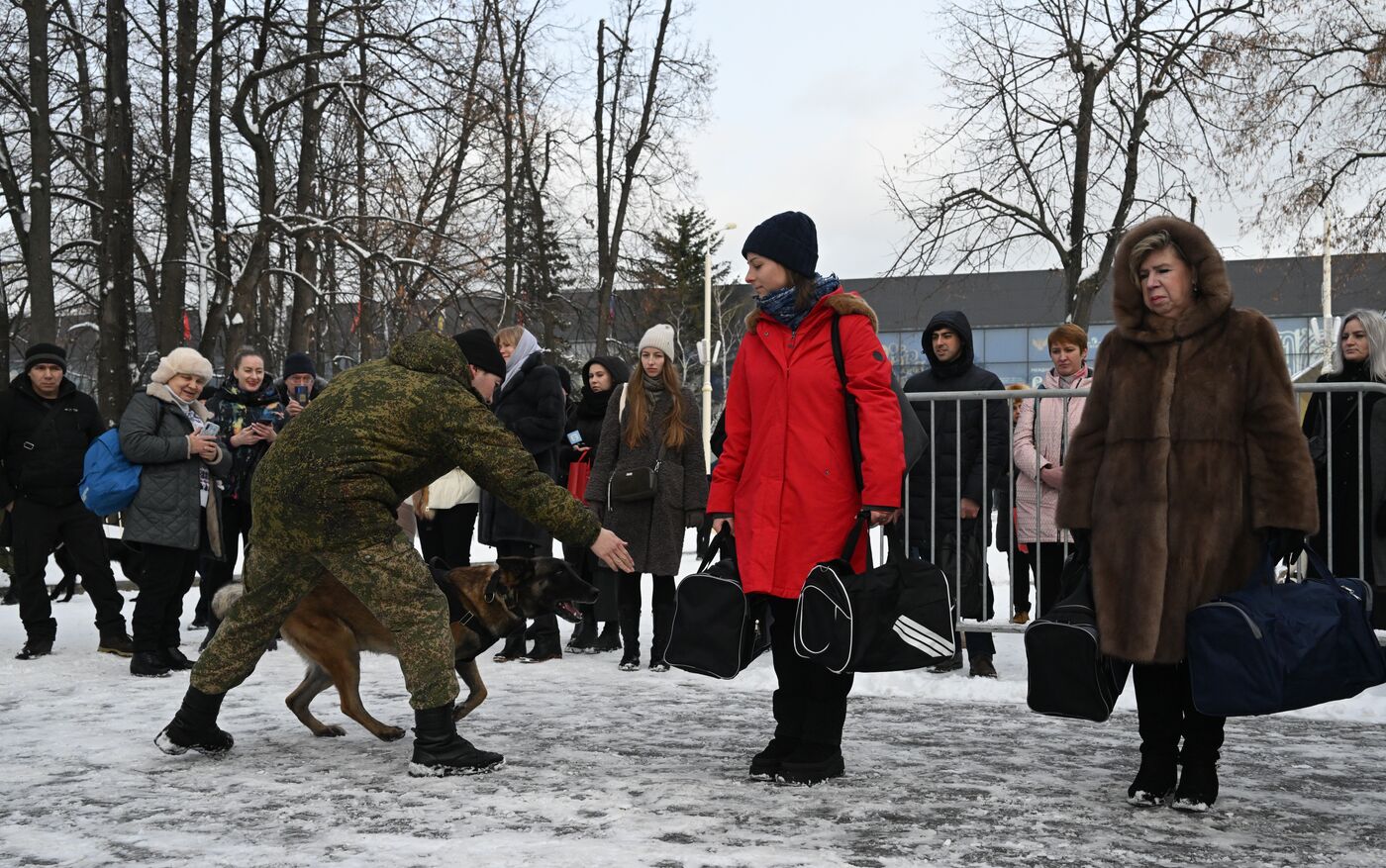 Выставка "Россия". Кинологи ФТС показали навыки служебных собак в формате мастер-класса