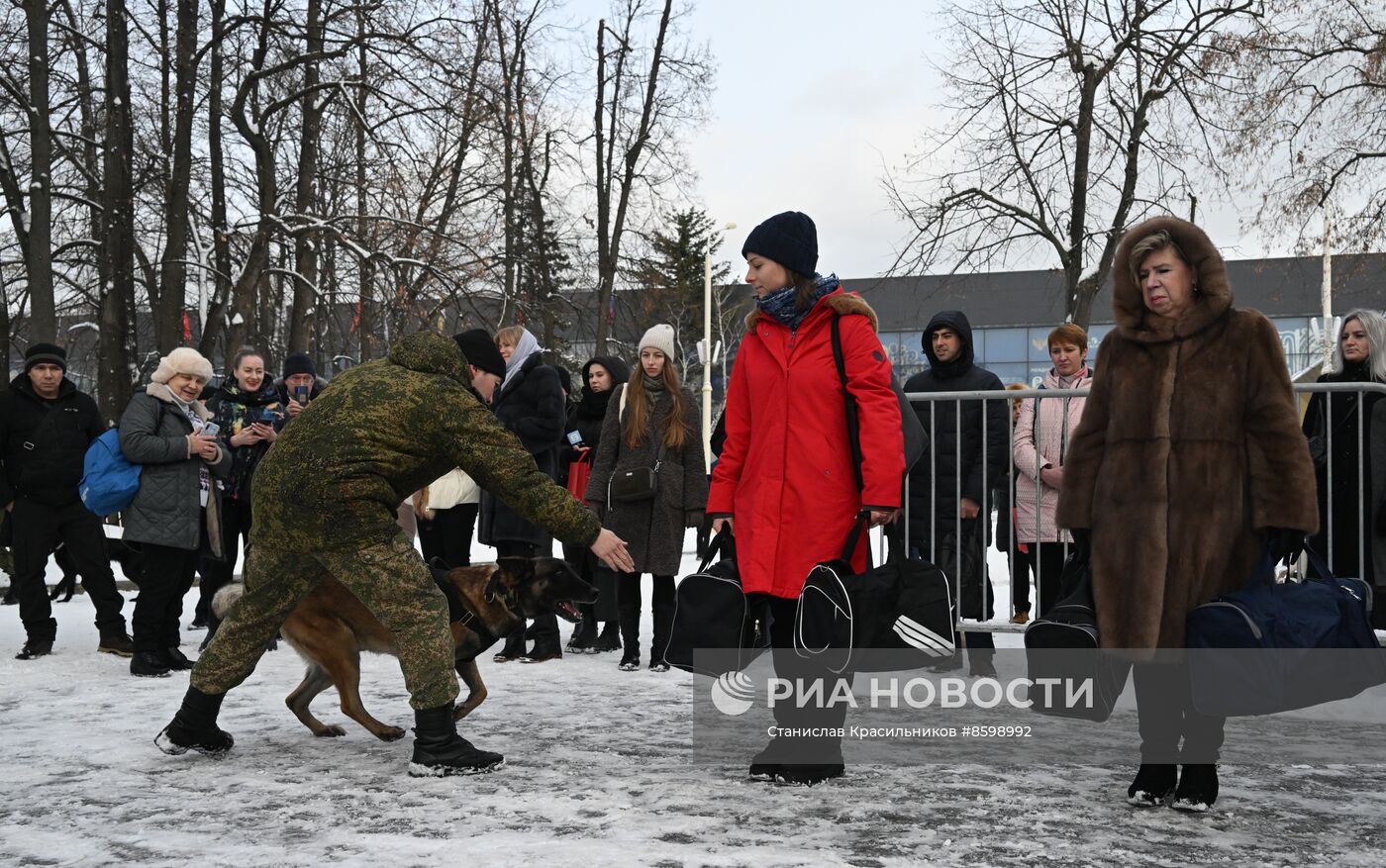 Выставка "Россия". Кинологи ФТС показали навыки служебных собак в формате мастер-класса