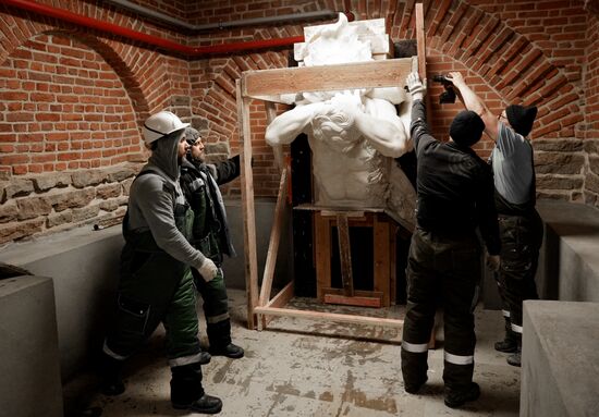 Демонстрация точной копии атланта с фасада Екатерининского дворца в Царском Селе