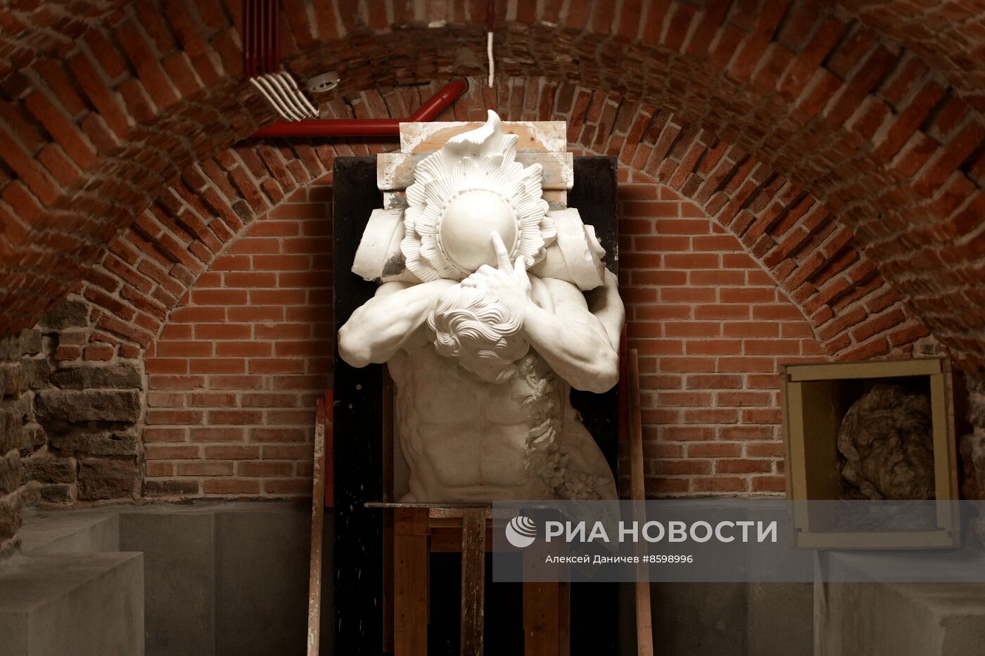 Демонстрация точной копии атланта с фасада Екатерининского дворца в Царском Селе