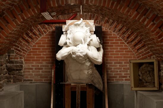 Демонстрация точной копии атланта с фасада Екатерининского дворца в Царском Селе