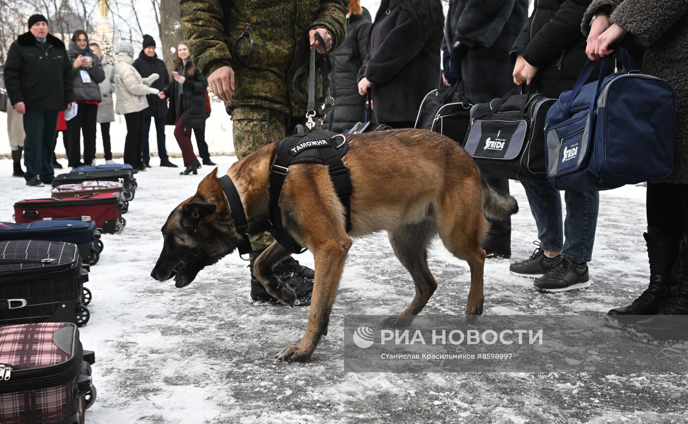 Выставка "Россия". Кинологи ФТС показали навыки служебных собак в формате мастер-класса