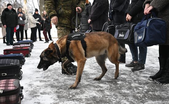 Выставка "Россия". Кинологи ФТС показали навыки служебных собак в формате мастер-класса