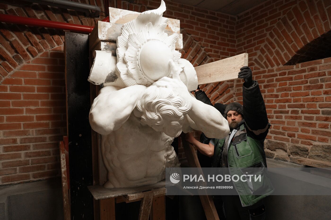 Демонстрация точной копии атланта с фасада Екатерининского дворца в Царском Селе