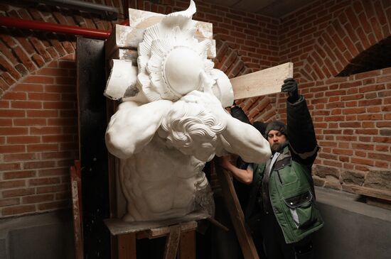 Демонстрация точной копии атланта с фасада Екатерининского дворца в Царском Селе