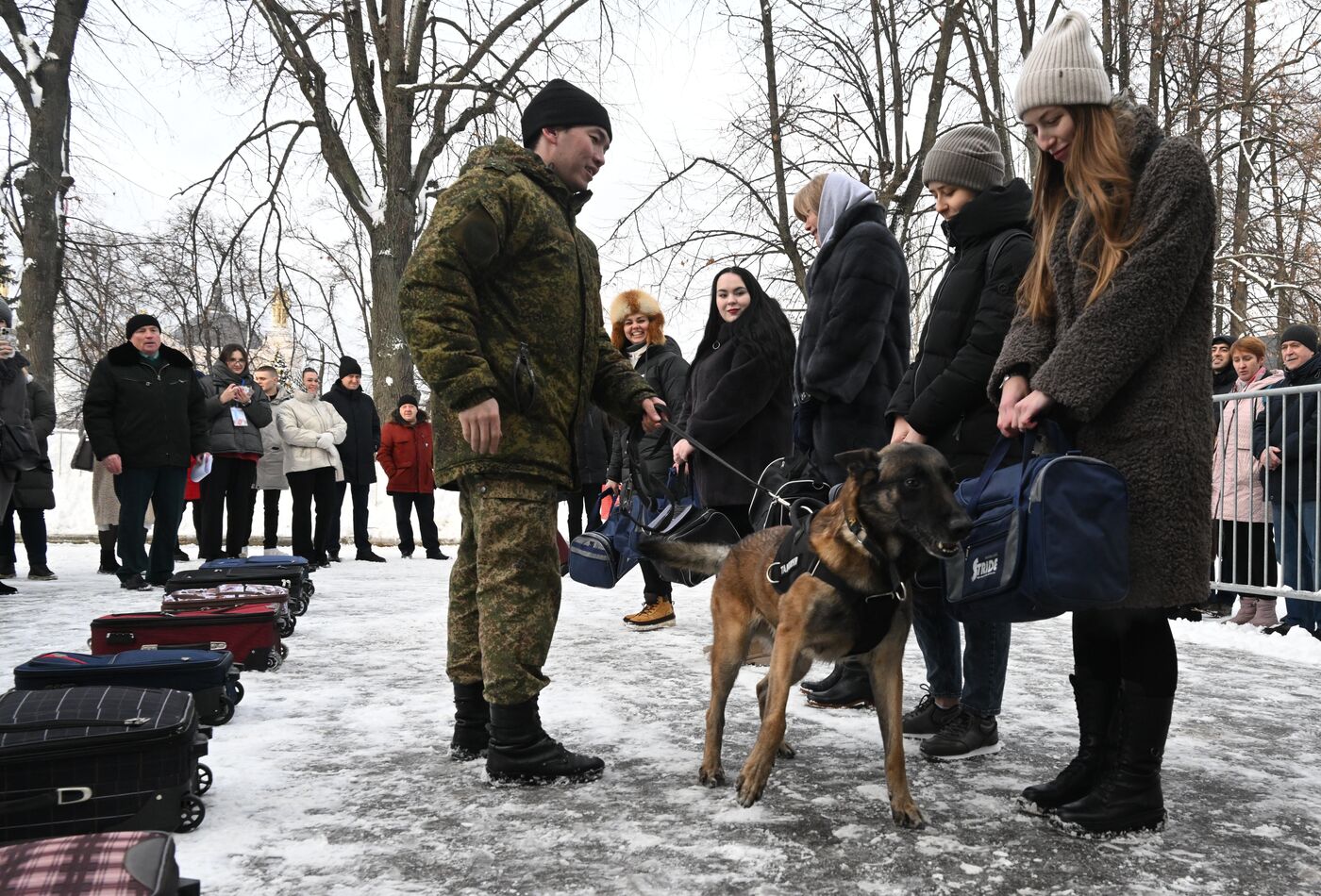 Выставка "Россия". Кинологи ФТС показали навыки служебных собак в формате мастер-класса