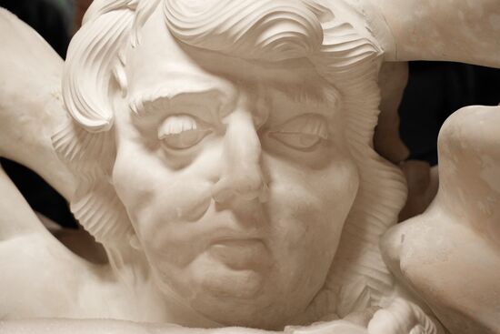 Демонстрация точной копии атланта с фасада Екатерининского дворца в Царском Селе