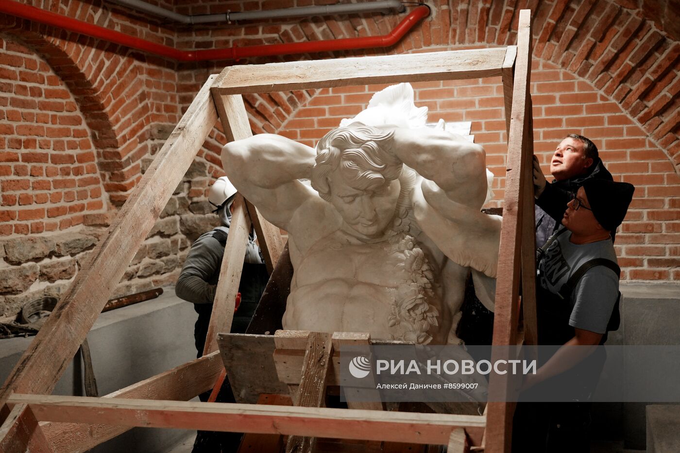 Демонстрация точной копии атланта с фасада Екатерининского дворца в Царском Селе