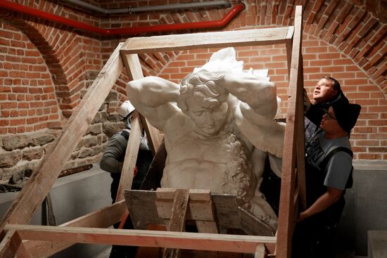 Демонстрация точной копии атланта с фасада Екатерининского дворца в Царском Селе