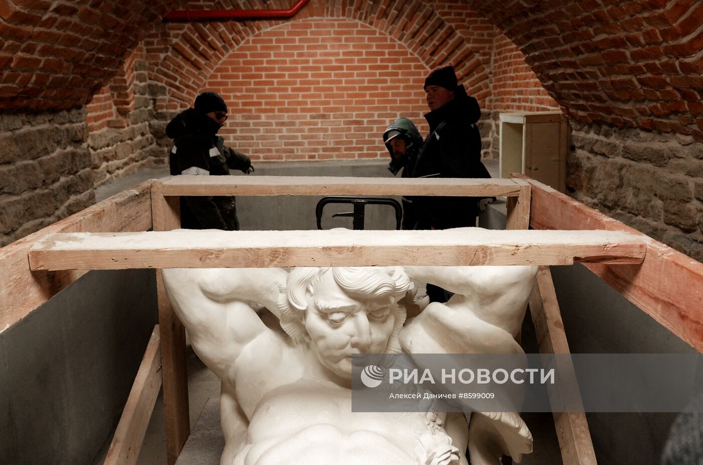 Демонстрация точной копии атланта с фасада Екатерининского дворца в Царском Селе