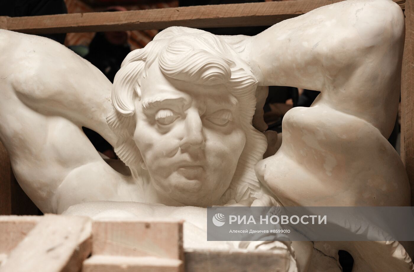 Демонстрация точной копии атланта с фасада Екатерининского дворца в Царском Селе