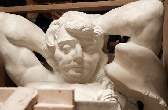 Демонстрация точной копии атланта с фасада Екатерининского дворца в Царском Селе