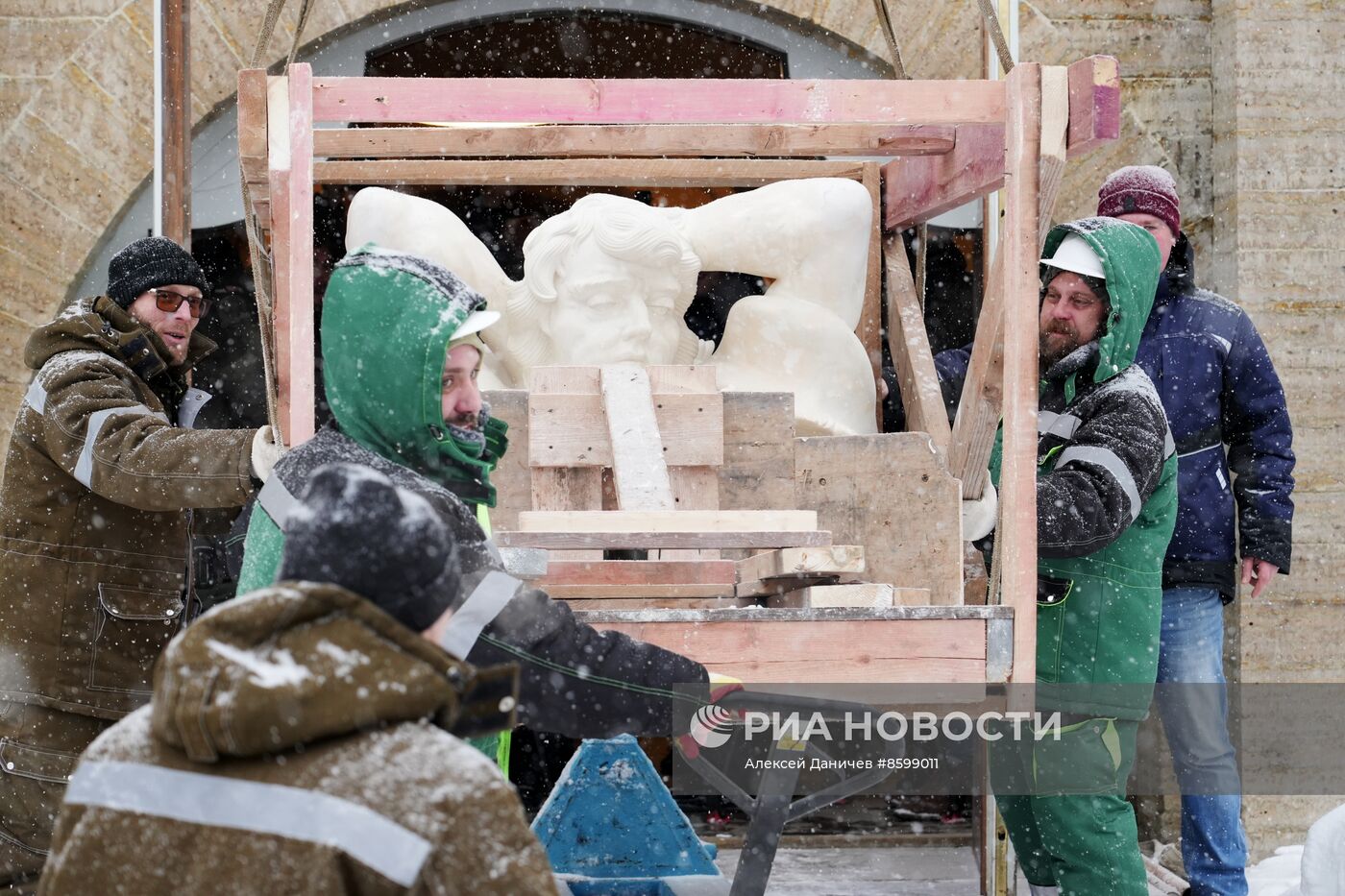 Демонстрация точной копии атланта с фасада Екатерининского дворца в Царском Селе