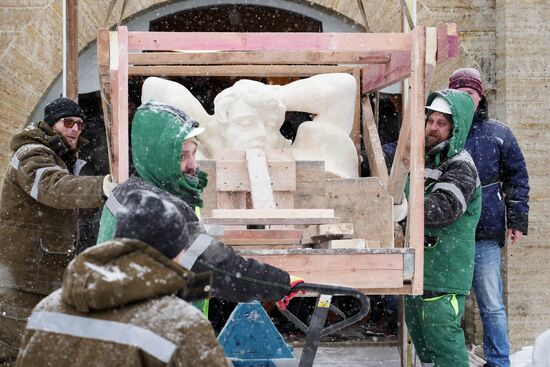 Демонстрация точной копии атланта с фасада Екатерининского дворца в Царском Селе