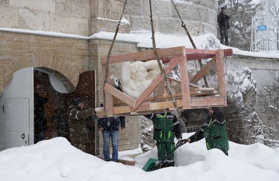 Демонстрация точной копии атланта с фасада Екатерининского дворца в Царском Селе