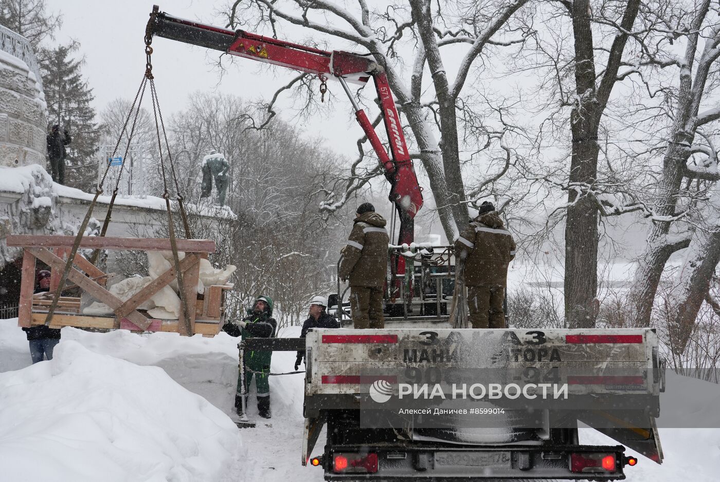 Демонстрация точной копии атланта с фасада Екатерининского дворца в Царском Селе