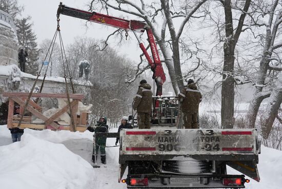 Демонстрация точной копии атланта с фасада Екатерининского дворца в Царском Селе