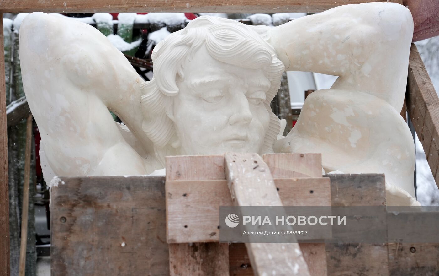 Демонстрация точной копии атланта с фасада Екатерининского дворца в Царском Селе