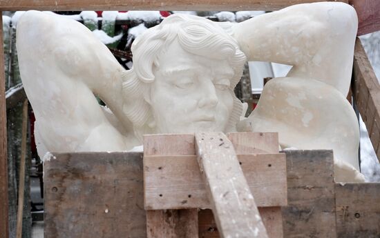 Демонстрация точной копии атланта с фасада Екатерининского дворца в Царском Селе