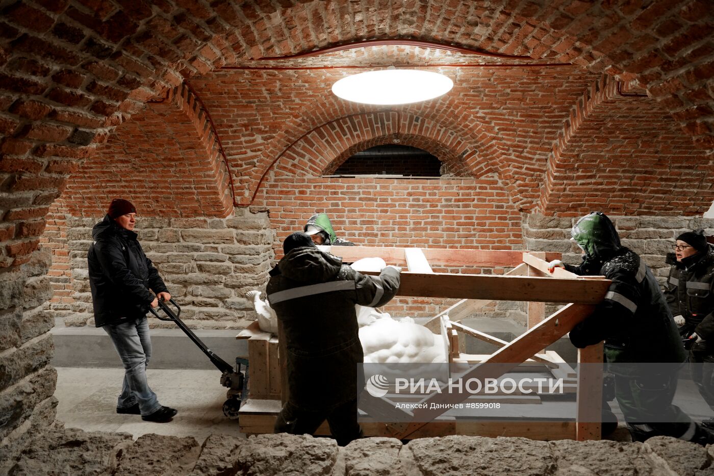 Демонстрация точной копии атланта с фасада Екатерининского дворца в Царском Селе