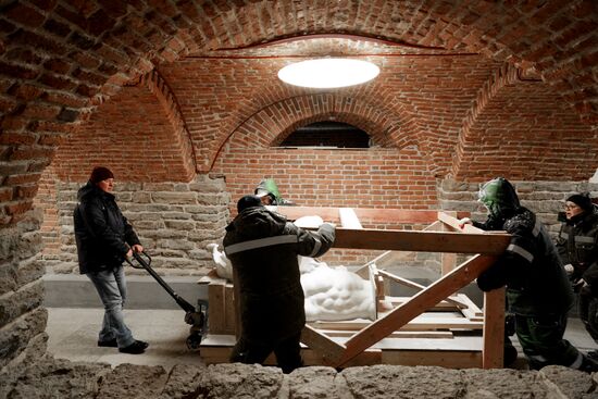 Демонстрация точной копии атланта с фасада Екатерининского дворца в Царском Селе