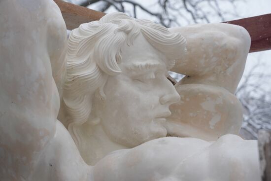 Демонстрация точной копии атланта с фасада Екатерининского дворца в Царском Селе