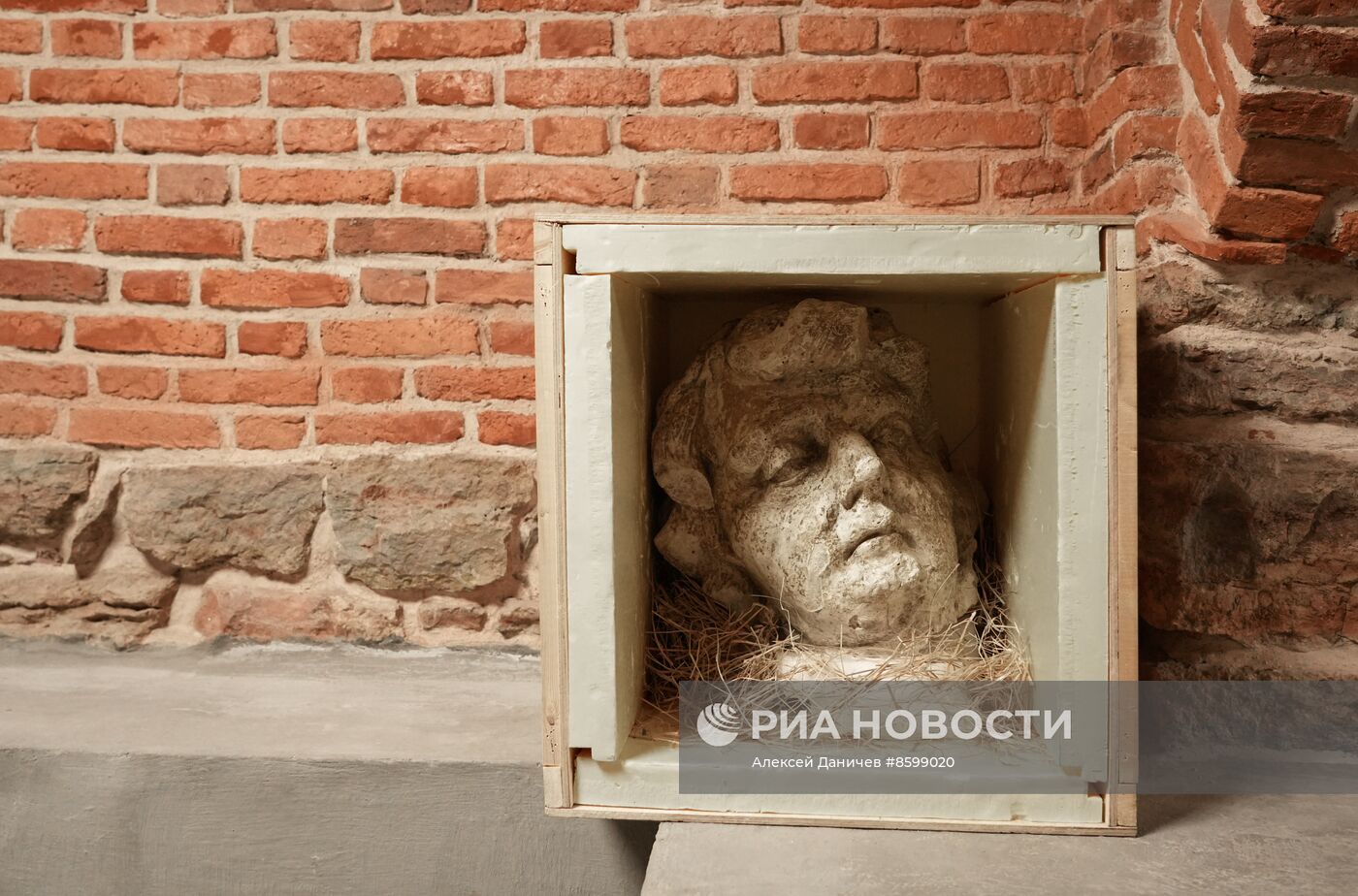 Демонстрация точной копии атланта с фасада Екатерининского дворца в Царском Селе