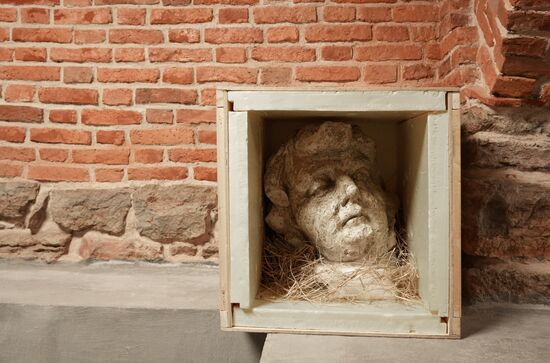 Демонстрация точной копии атланта с фасада Екатерининского дворца в Царском Селе