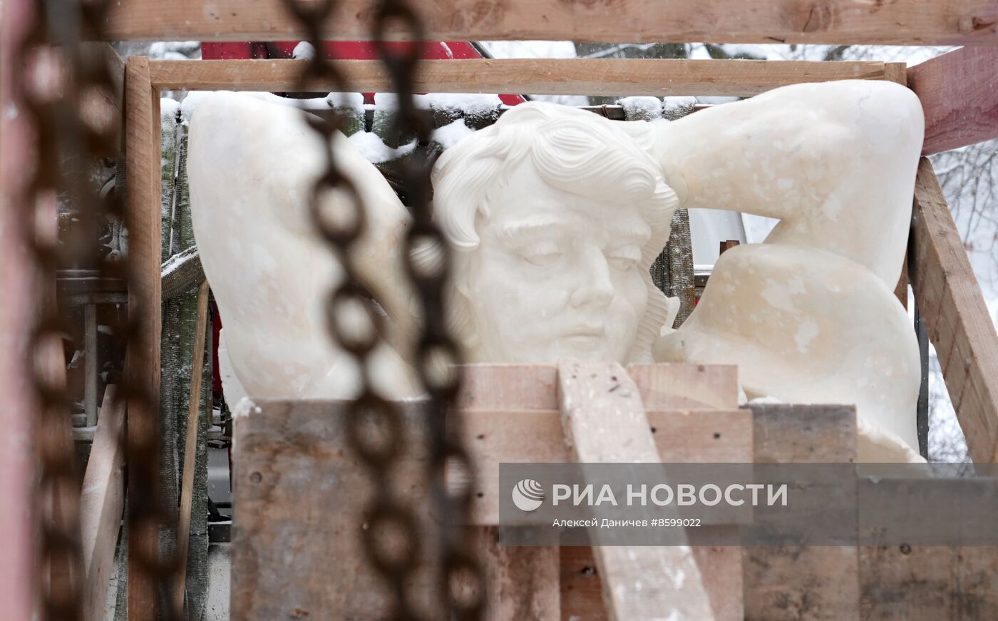 Демонстрация точной копии атланта с фасада Екатерининского дворца в Царском Селе