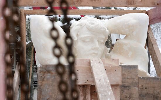 Демонстрация точной копии атланта с фасада Екатерининского дворца в Царском Селе