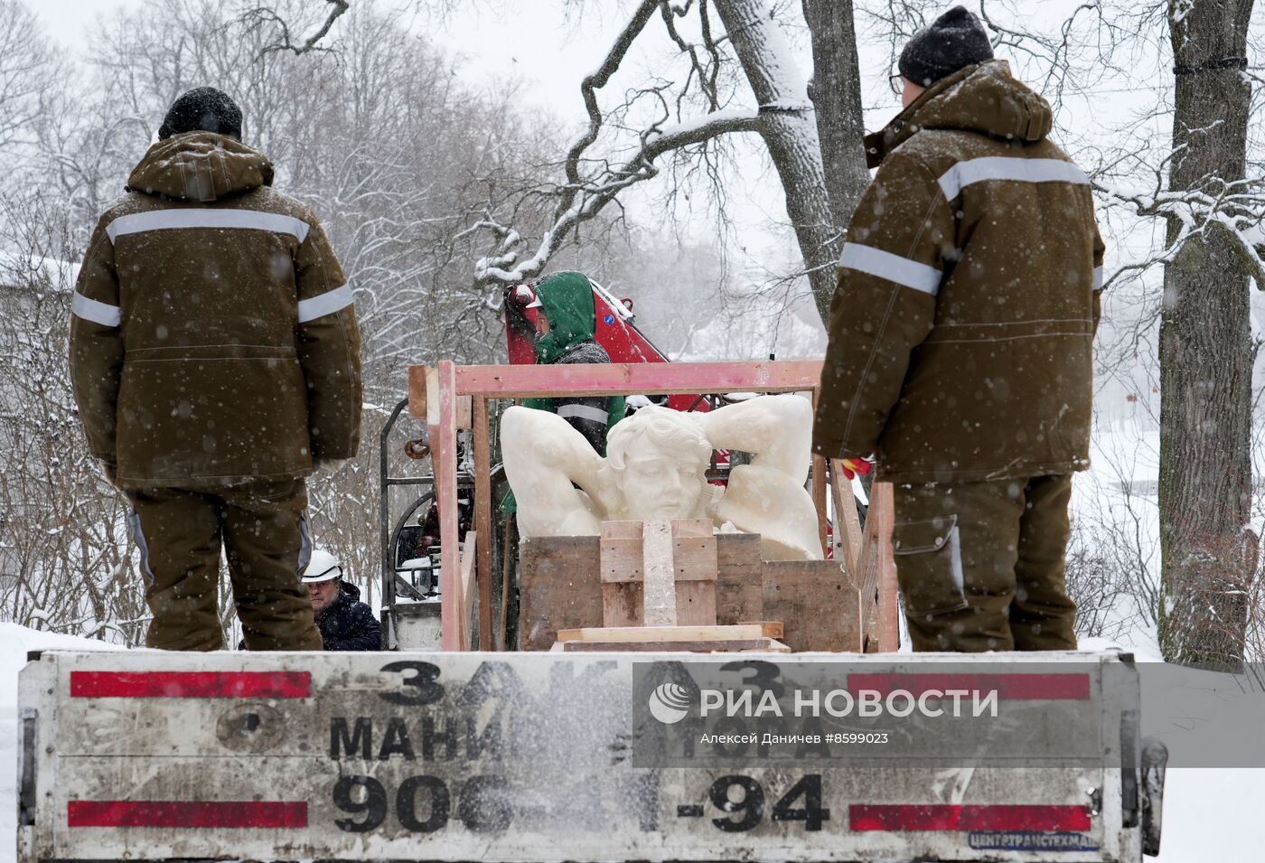 Демонстрация точной копии атланта с фасада Екатерининского дворца в Царском Селе