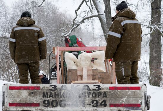 Демонстрация точной копии атланта с фасада Екатерининского дворца в Царском Селе