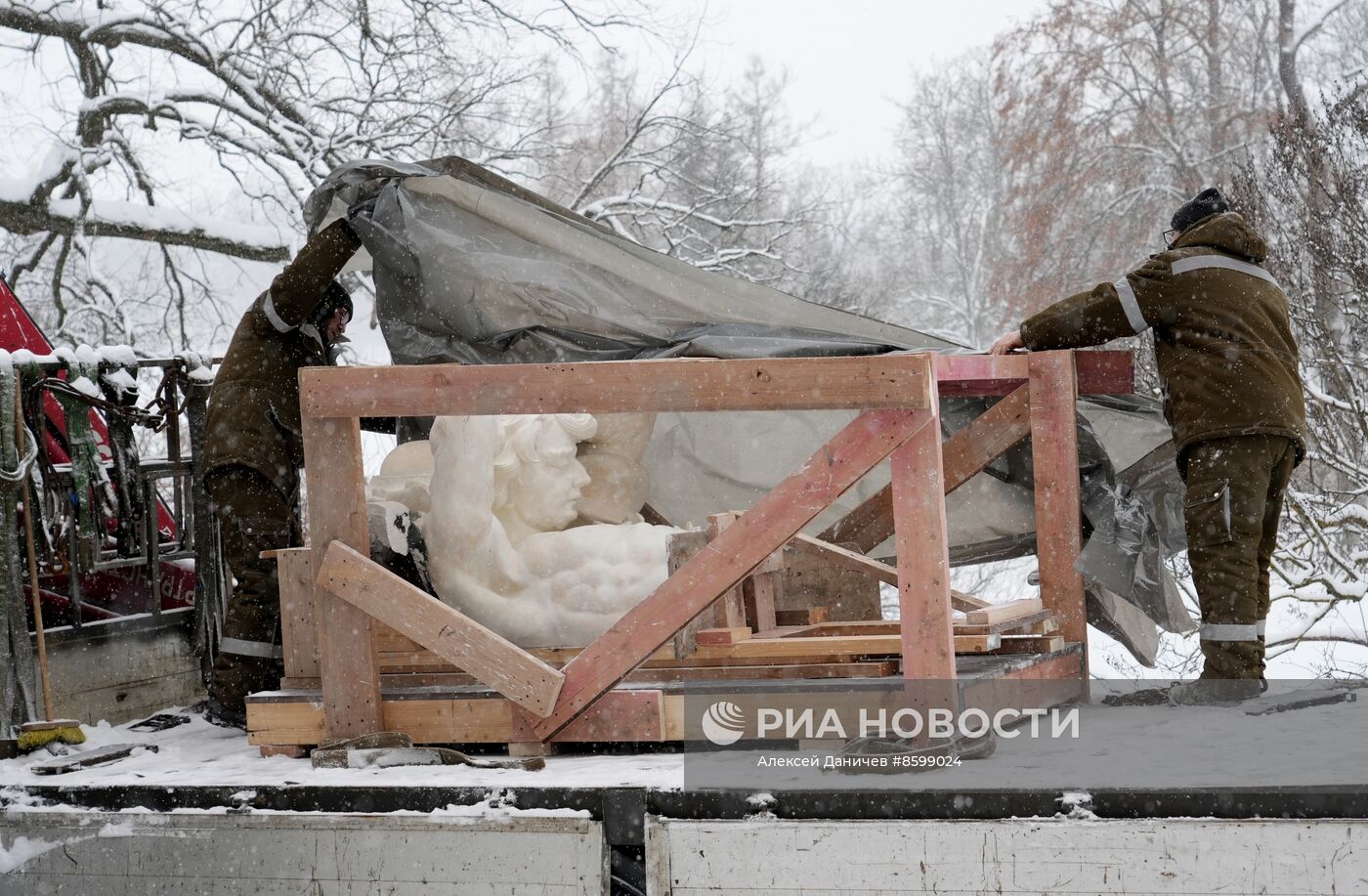 Демонстрация точной копии атланта с фасада Екатерининского дворца в Царском Селе