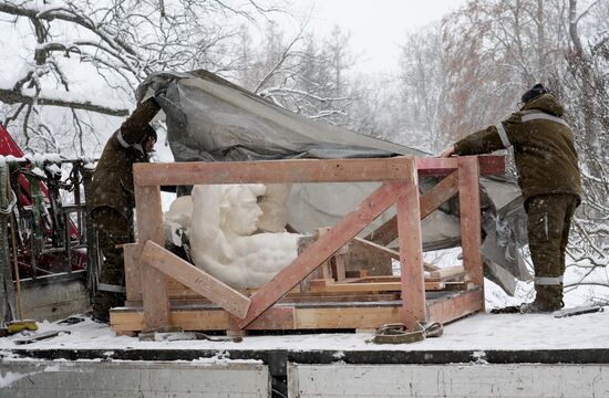 Демонстрация точной копии атланта с фасада Екатерининского дворца в Царском Селе