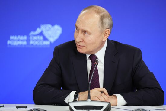 Президент РФ В. Путин провел встречу с главами муниципальных образований субъектов России