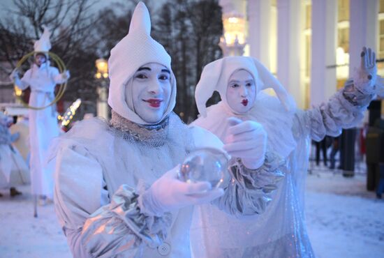 Международная выставка-форум "Россия"
Зимний фестиваль уличных театров, главная уличная сцена Место: Россия, Москва. Автор: Алексей Никольский/РИА Новости. Выставка "Россия". Зимний фестиваль уличных театров