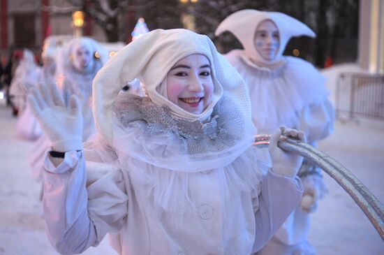 Международная выставка-форум "Россия"
Зимний фестиваль уличных театров, главная уличная сцена Место: Россия, Москва. Автор: Алексей Никольский/РИА Новости. Выставка "Россия". Зимний фестиваль уличных театров