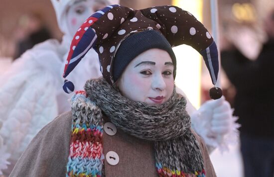 Международная выставка-форум "Россия"
Зимний фестиваль уличных театров, главная уличная сцена Место: Россия, Москва. Автор: Алексей Никольский/РИА Новости. Выставка "Россия". Зимний фестиваль уличных театров