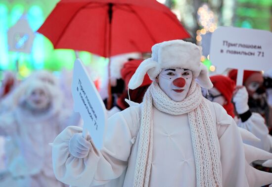 Международная выставка-форум "Россия"
Зимний фестиваль уличных театров, главная уличная сцена Место: Россия, Москва. Автор: Алексей Никольский/РИА Новости. Выставка "Россия". Зимний фестиваль уличных театров