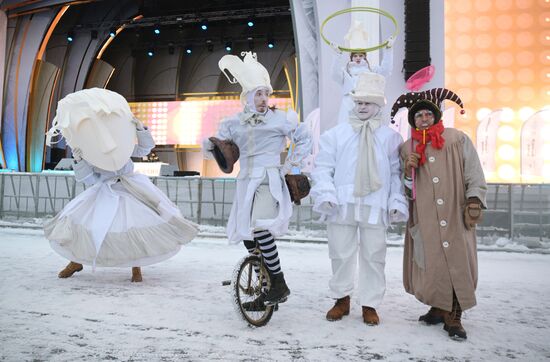 Международная выставка-форум "Россия"
Зимний фестиваль уличных театров, главная уличная сцена Место: Россия, Москва. Автор: Алексей Никольский/РИА Новости. Выставка "Россия". Зимний фестиваль уличных театров