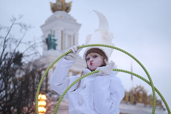 Международная выставка-форум "Россия"
Зимний фестиваль уличных театров, главная уличная сцена Место: Россия, Москва. Автор: Алексей Никольский/РИА Новости. Выставка "Россия". Зимний фестиваль уличных театров