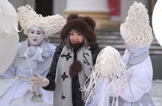 Международная выставка-форум "Россия"
Зимний фестиваль уличных театров, главная уличная сцена Место: Россия, Москва. Автор: Алексей Никольский/РИА Новости. Выставка "Россия". Зимний фестиваль уличных театров