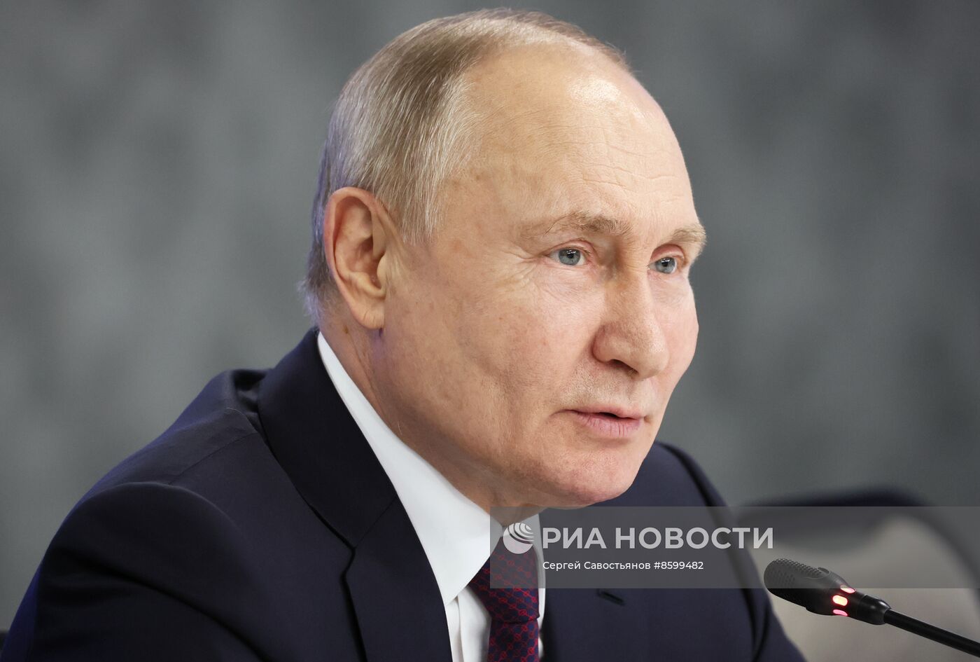 Президент РФ В. Путин провел встречу с главами муниципальных образований субъектов России