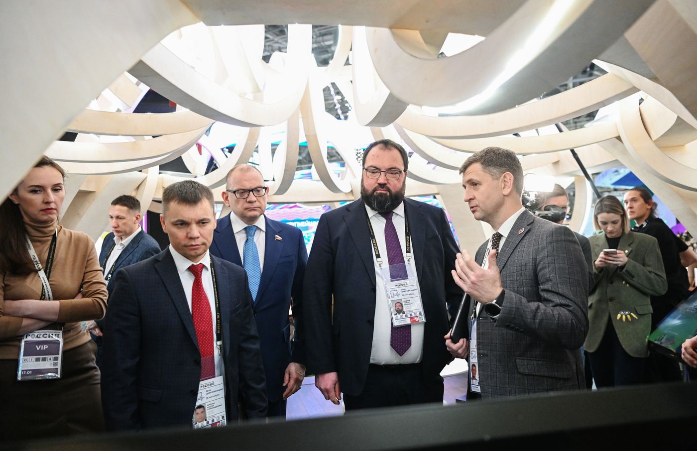 Выставка "Россия". Министр цифрового развития М. Шадаев осмотрел стенды