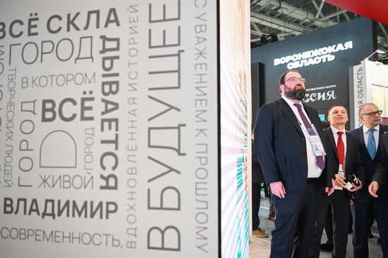 Выставка "Россия". Министр цифрового развития М. Шадаев осмотрел стенды